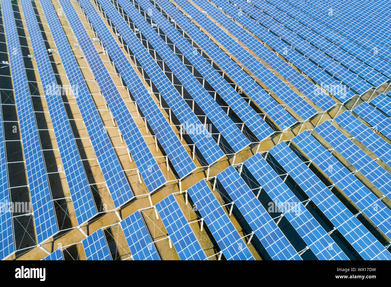Vue aérienne de panneaux d'énergie solaire Banque D'Images