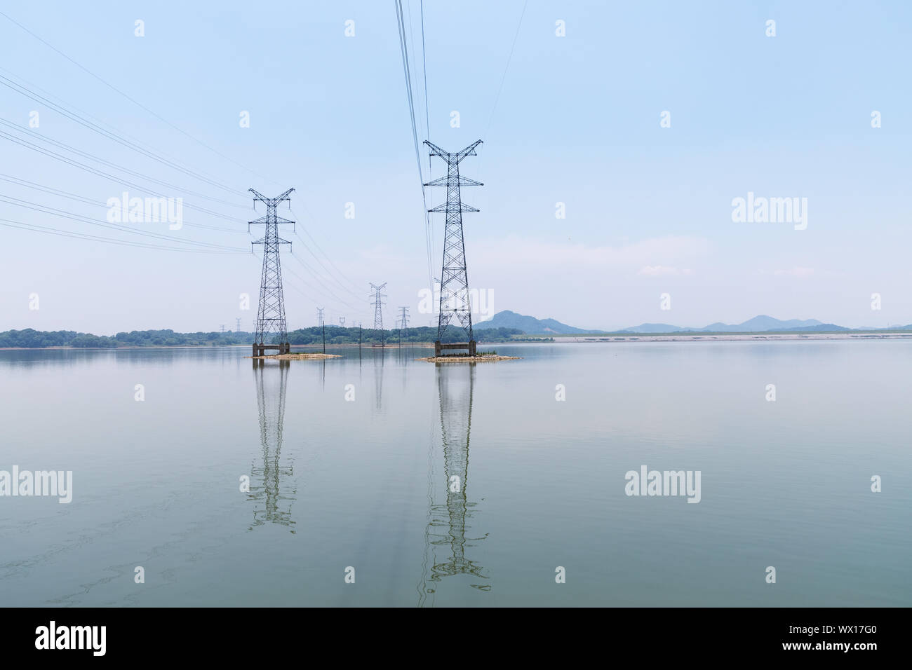 Pylône électrique dans le lac Banque D'Images