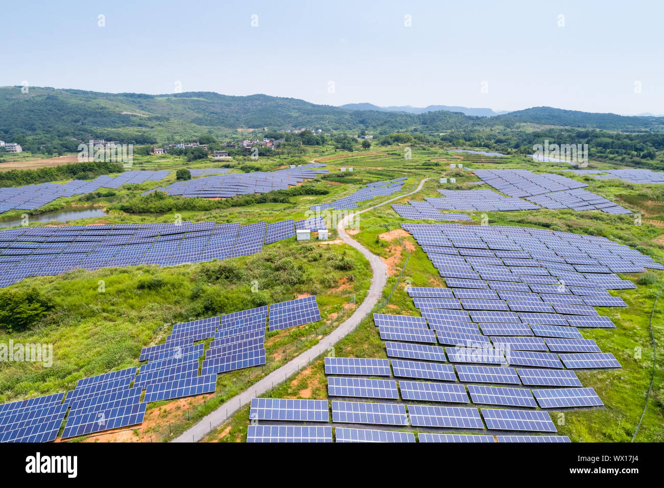 Vue aérienne de la colline de l'énergie solaire Banque D'Images Vue aérienne de la colline de l'énergie solaire Banque D'Images