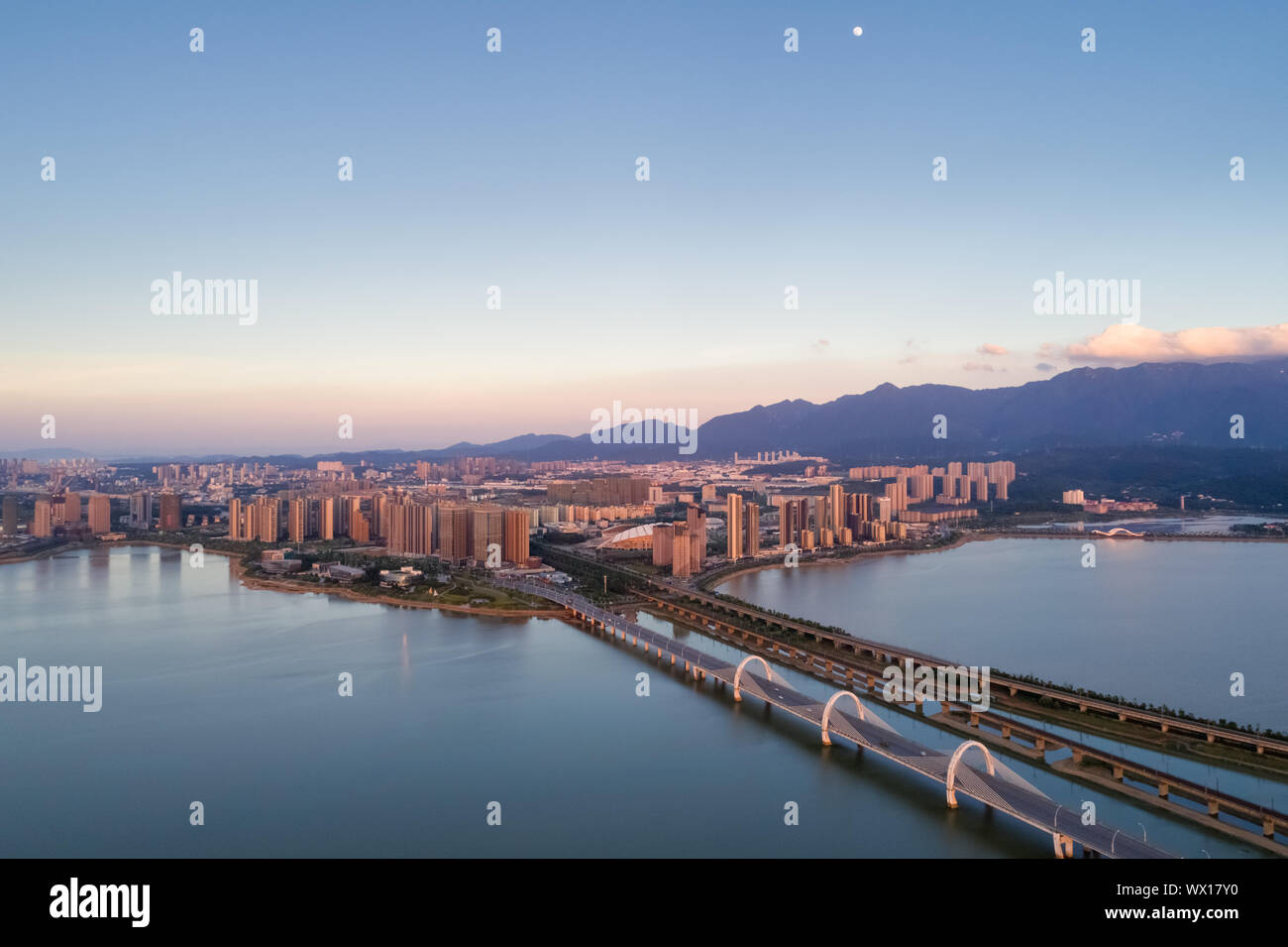 Montagne-eau ville dans le coucher du soleil Banque D'Images