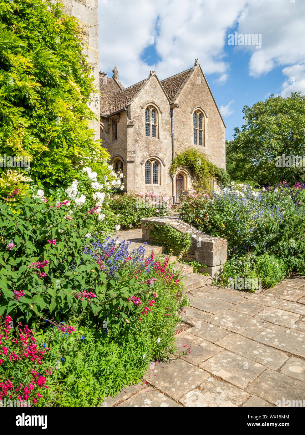 Jardins et d'aspect arrière de la fin de l'époque médiévale Great Chalfield Manor dans le Wiltshire UK Banque D'Images