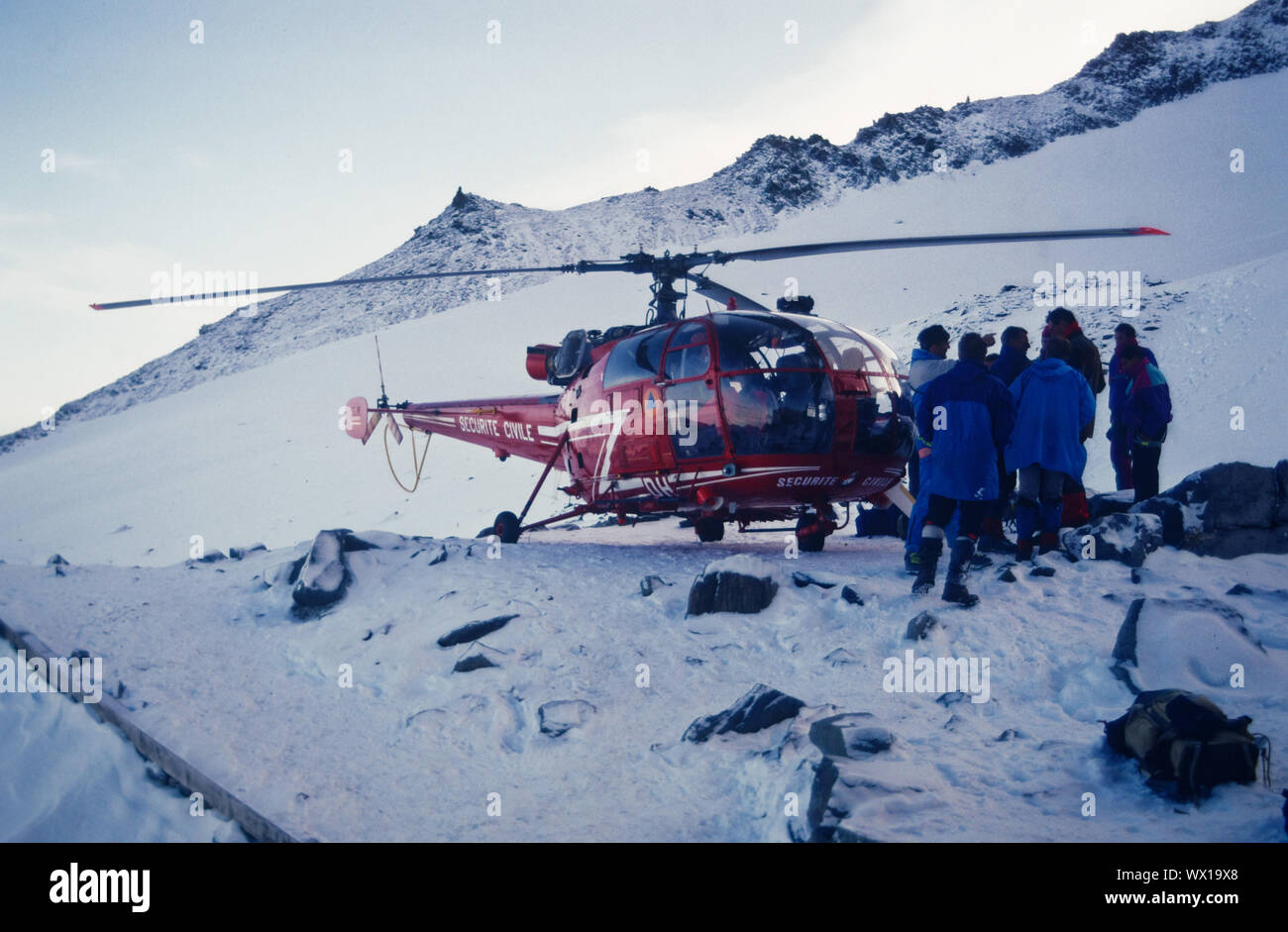 Un hélicoptère de sauvetage rouge s'écarte de la Tete Rousse hut pour un sauvetage en haute altitude, Chamonix, France. Banque D'Images Un hélicoptère de sauvetage rouge s'écarte de la Tete Rousse hut pour un sauvetage en haute altitude, Chamonix, France. Banque D'Images