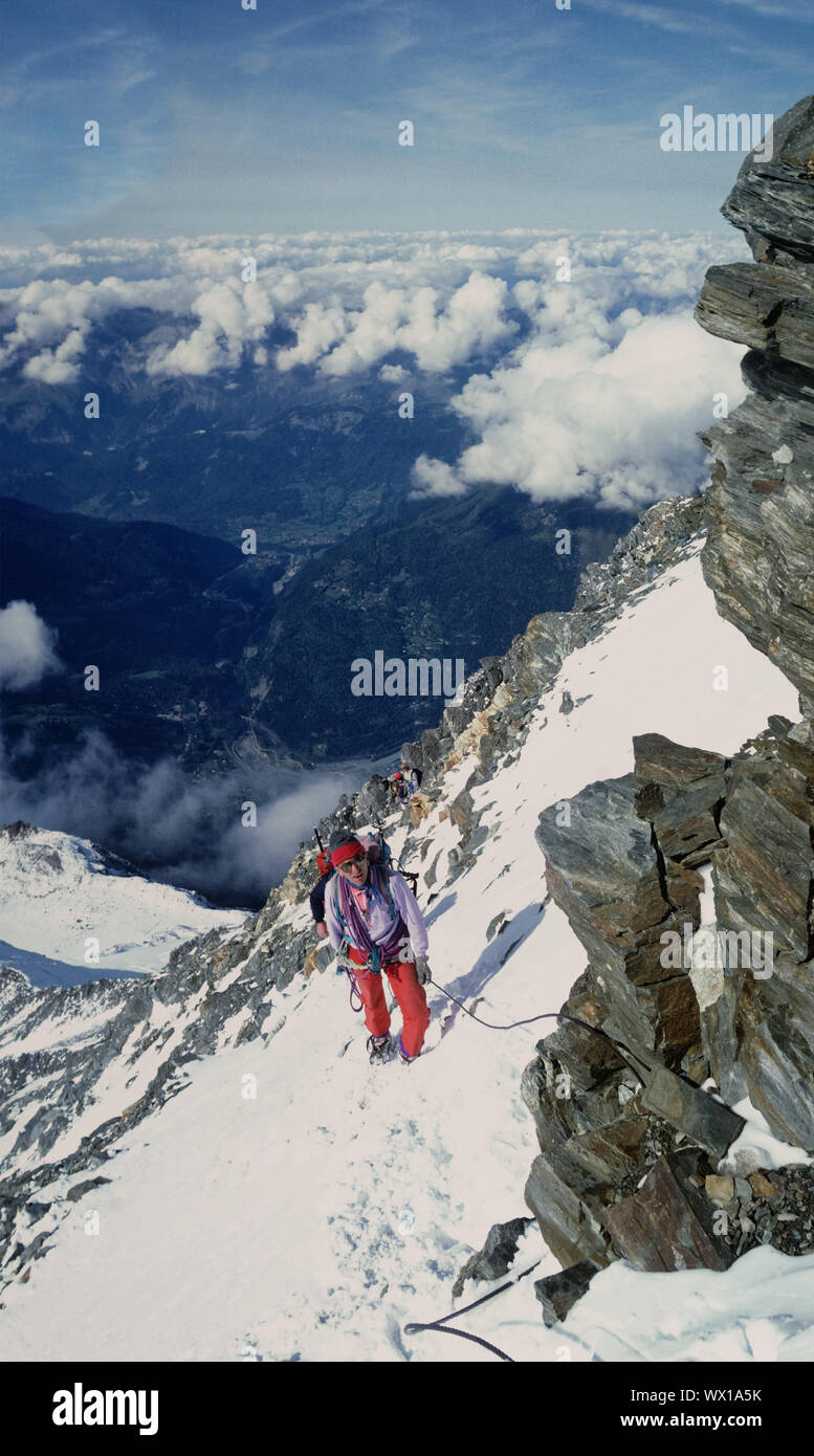 Les grimpeurs haut sur la crête du goûter sur le Mont Blanc, Chamonix, France Banque D'Images
