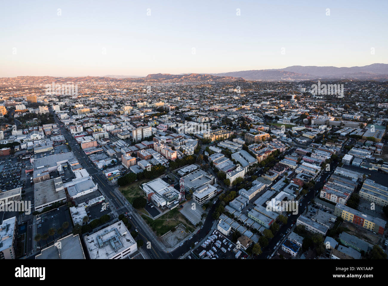 Los Angeles, Californie, USA - 20 Février 2018 : Tôt le matin vue aérienne au-dessus de la 6ème rue dans la région de la ville de Corée urbaine de Los Angeles. Banque D'Images