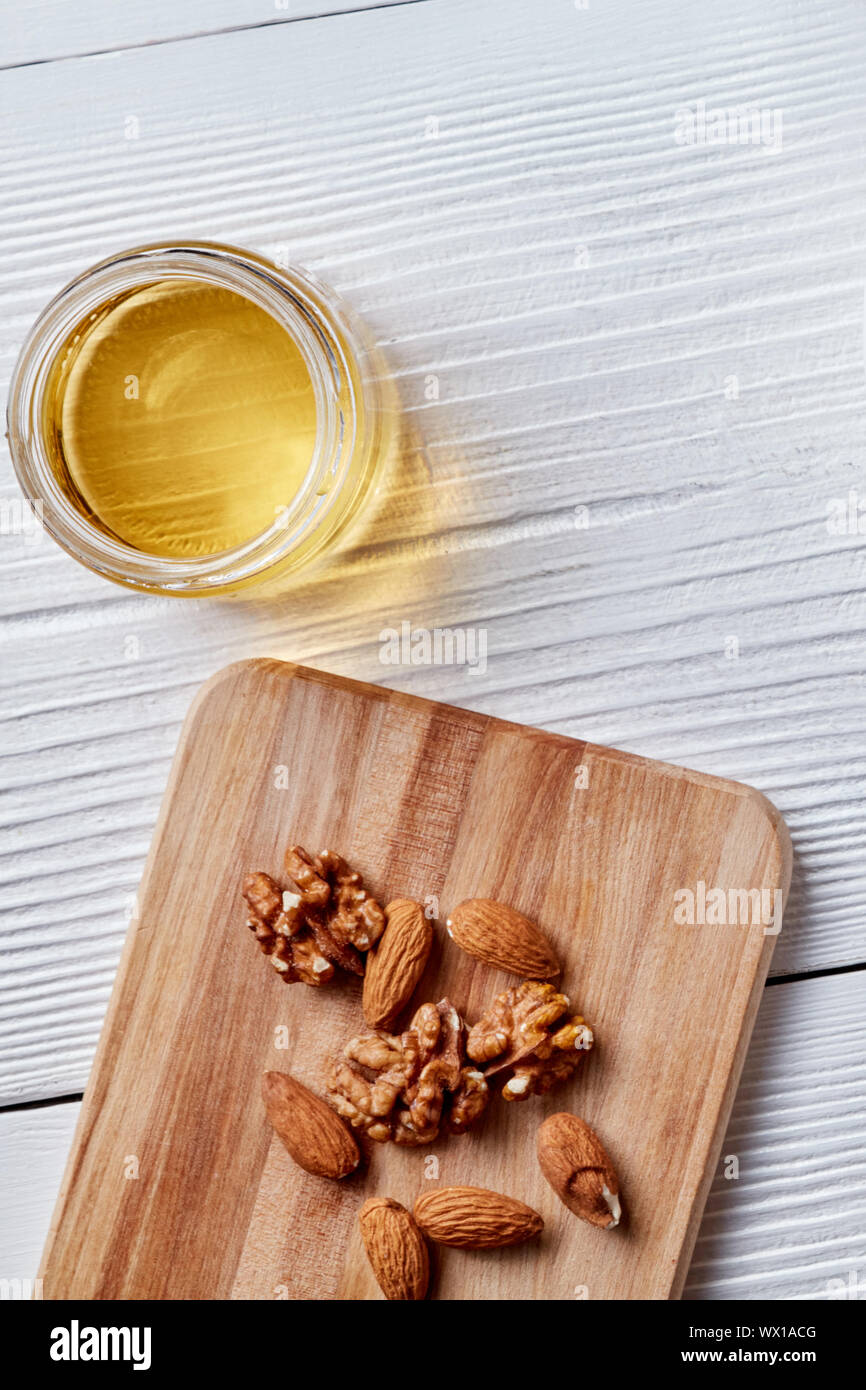 Un pot avec des amandes et miel frais sur une cuisine sur une table en bois blanc.vue d'en haut Banque D'Images