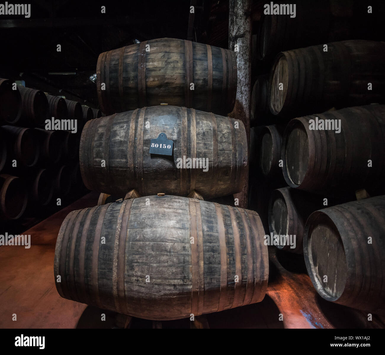 Du vin de barils en cave, Vila Nova de Gaia, Porto, Portugal Banque D'Images