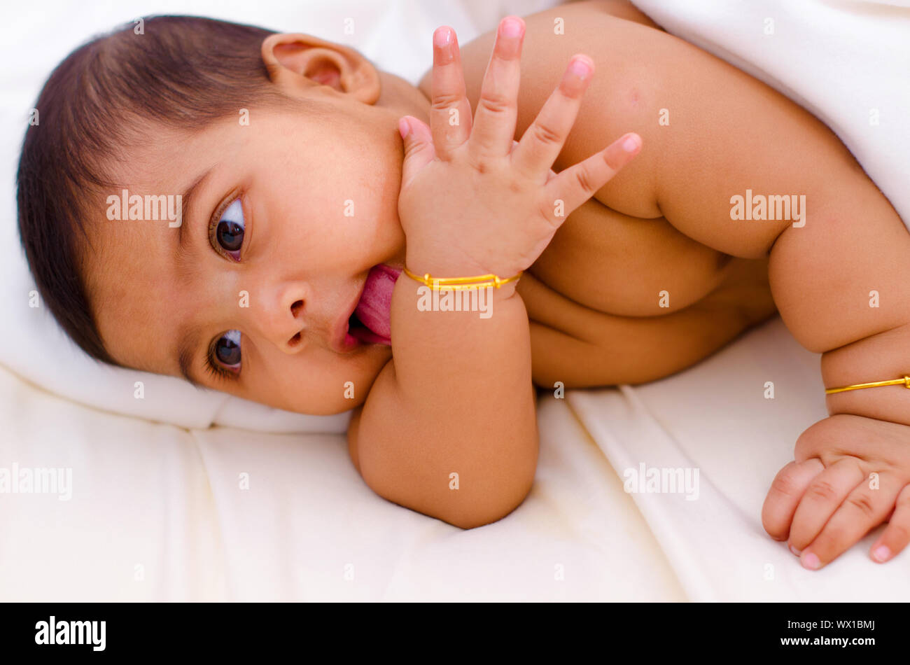 Bebe Fille Indienne De Lecher Sa Main Photo Stock Alamy
