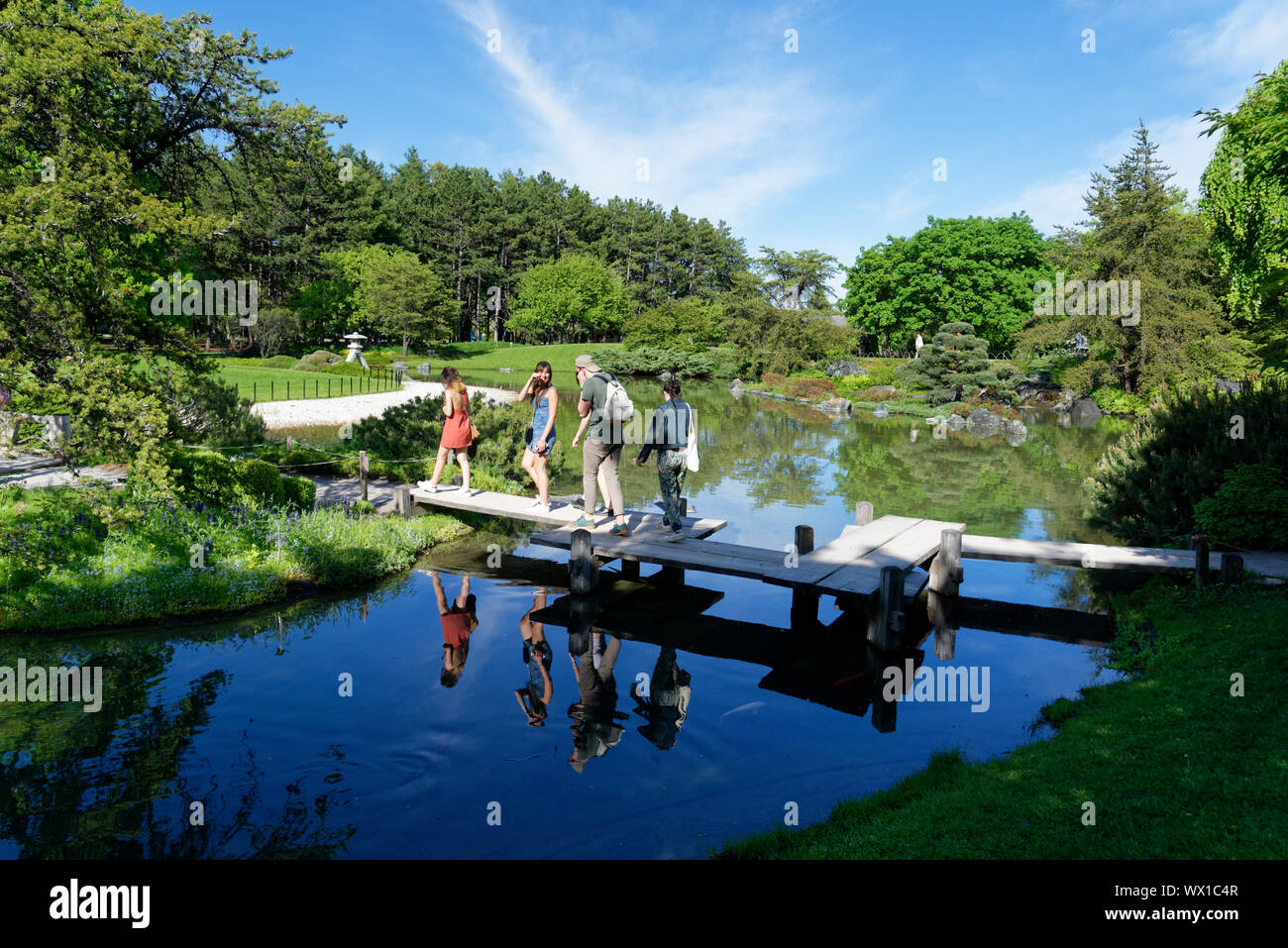 Les personnes qui traversent le pont dans le jardin japonais à Montréal Botanical Gardens Banque D'Images