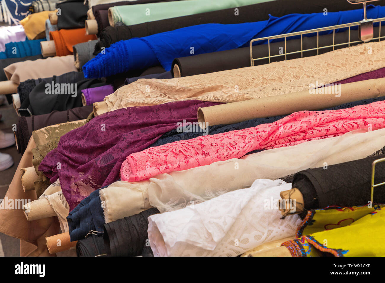 Rouleaux de matière textile pour l'industrie du vêtement Banque D'Images