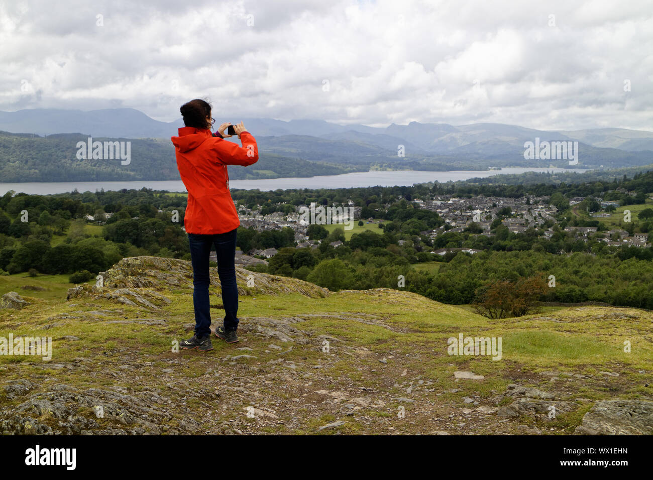 Une femme prise de photos dans le Lake District en utilisant son téléphone portable Banque D'Images
