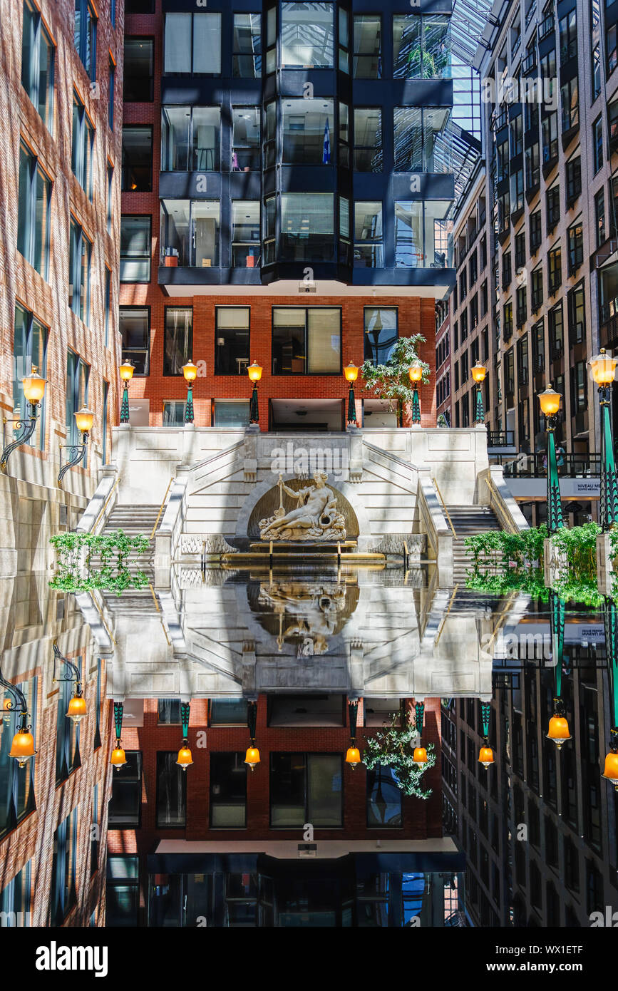 L'intérieur du World Trade Center (Centre de commerce mondial de Montréal, reflétée dans un miroir extérieure Banque D'Images