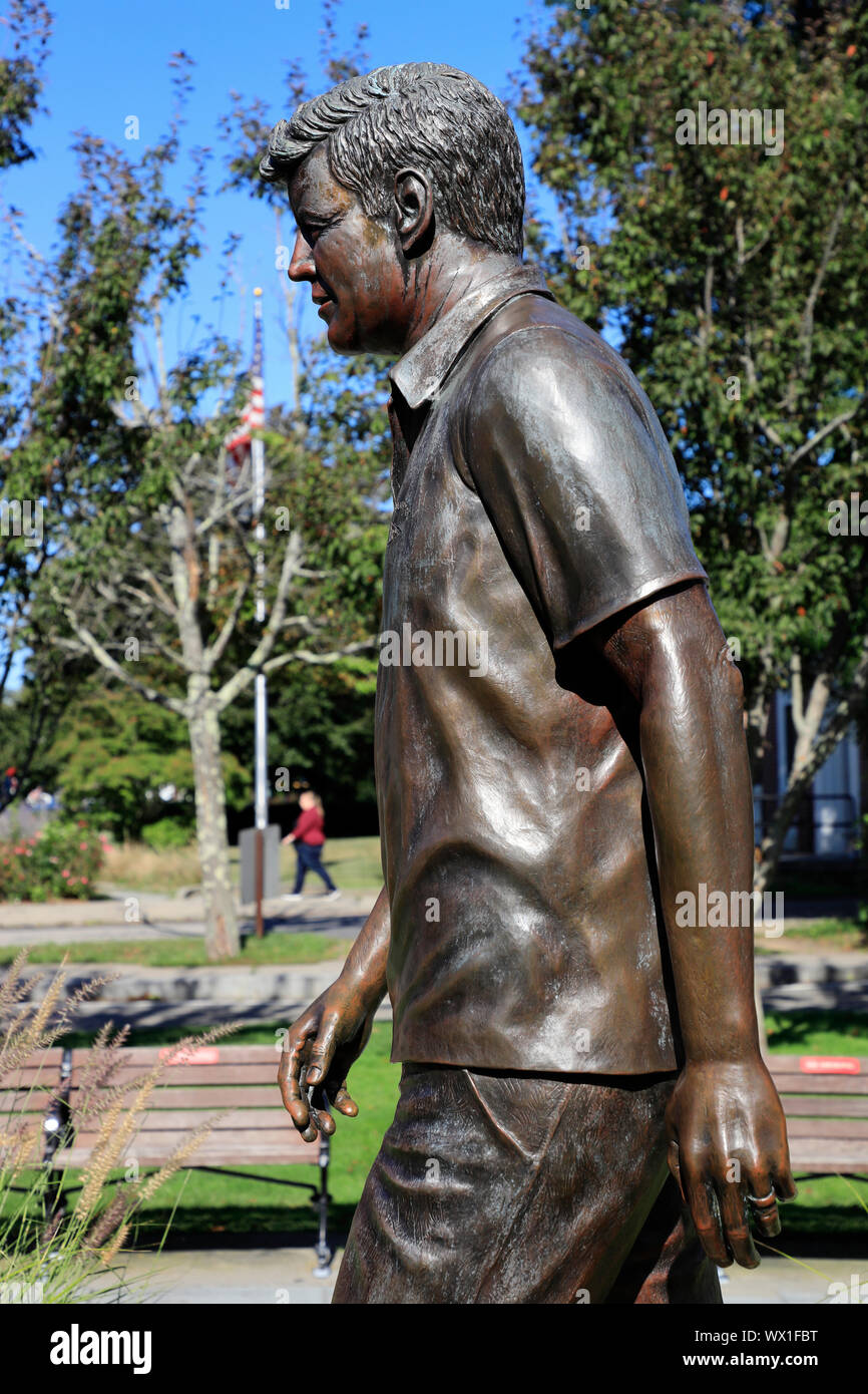 La statue en bronze de l'ancien président John F. Kennedy en face de John F Kennedy Hyannis Museum Musée JFK aka.Hyannis Cape Cod..Massachusetts.USA Banque D'Images