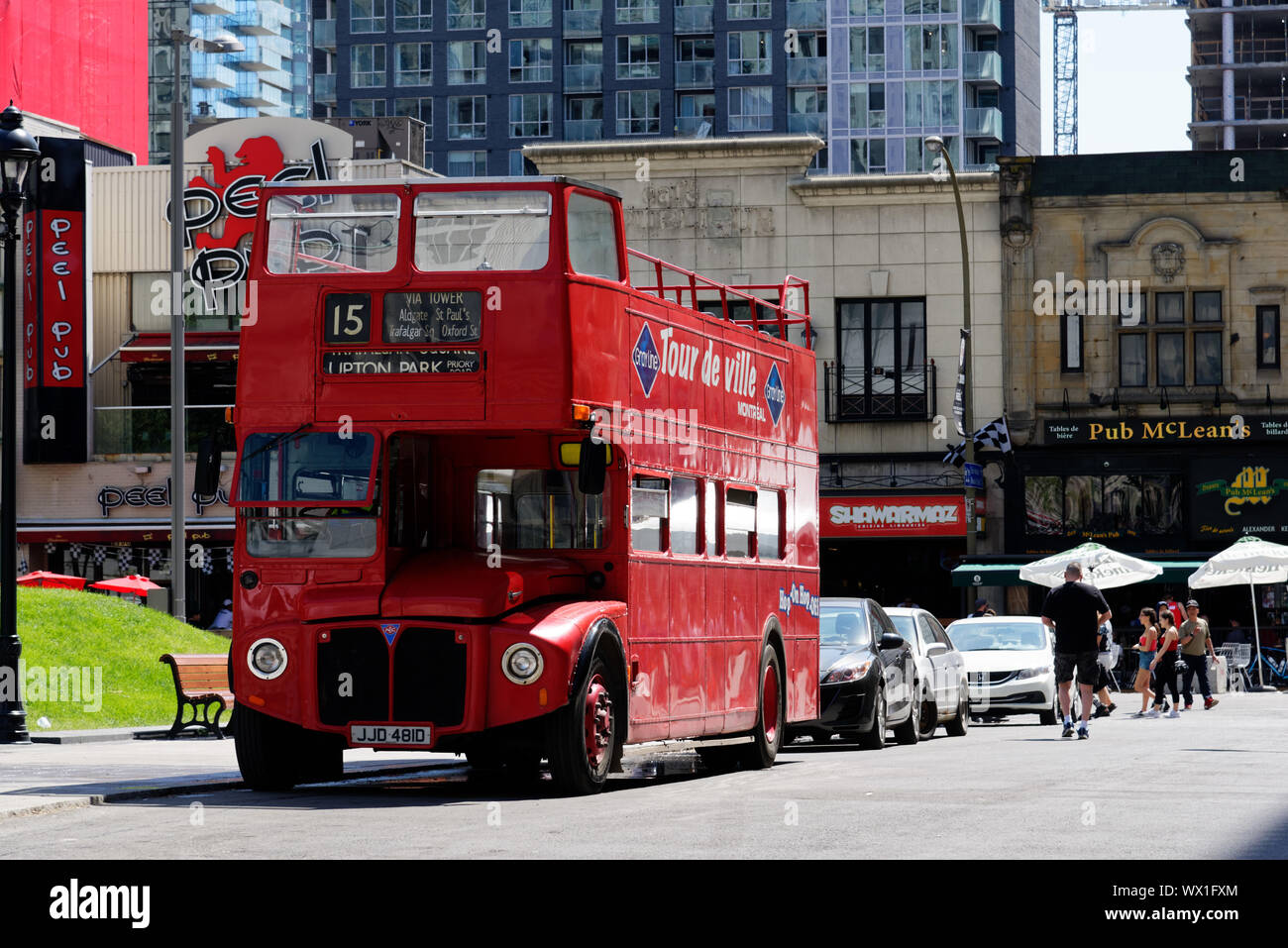 Un double decker bus londres rouge utilisé pour les tours inMontreal, Québec Banque D'Images