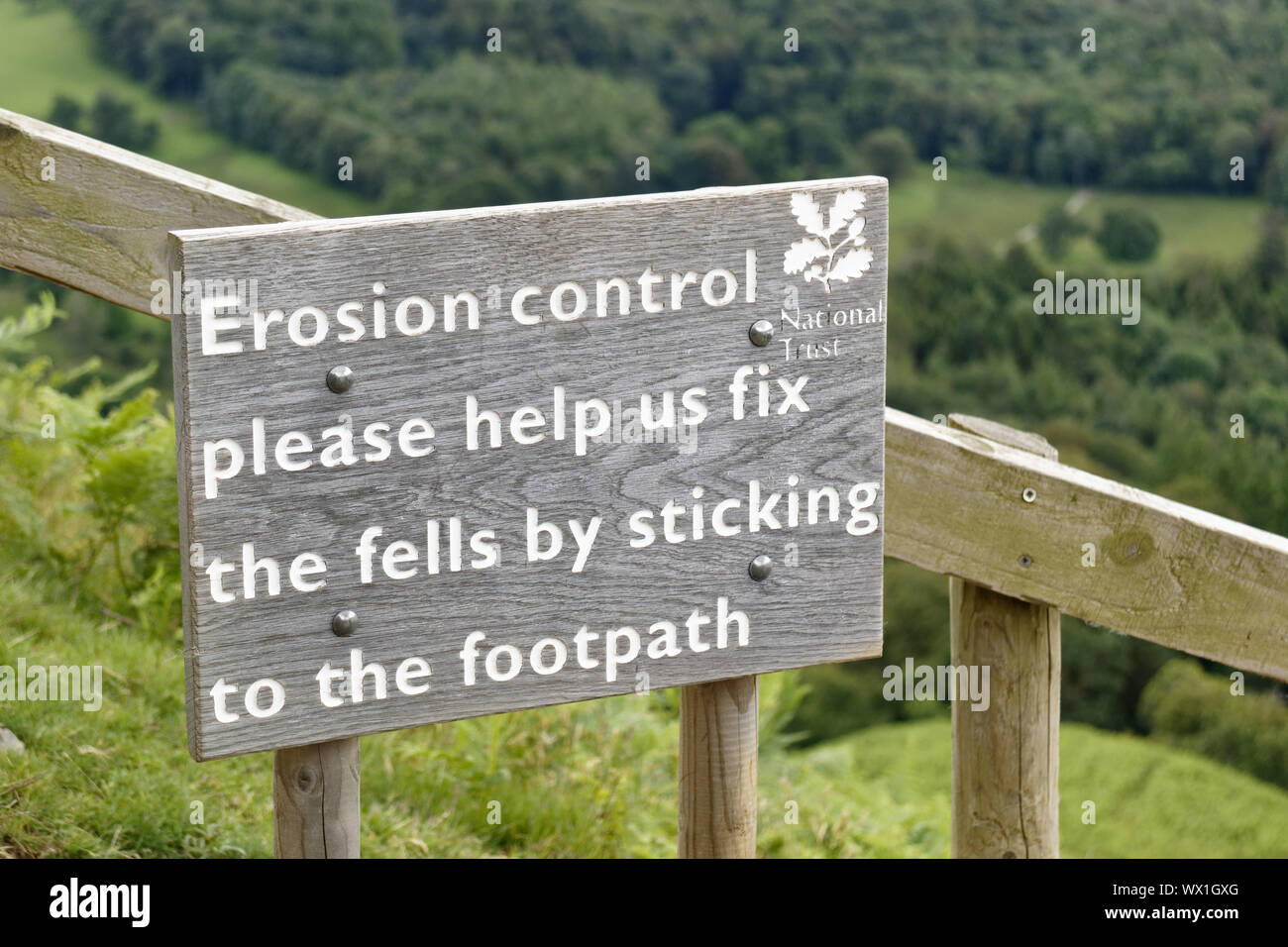 Un signe d'inviter les gens à marcher sur le chemin et arrêter l'érosion dans le Lake District, Cumbria, Royaume-Uni Banque D'Images