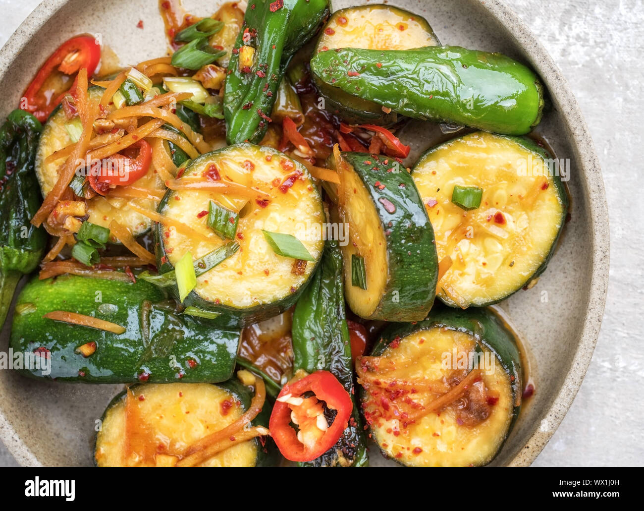 Banchan traditionnel coréen avec le kimchi et de légumes comme vue de dessus sur une plaque Banque D'Images