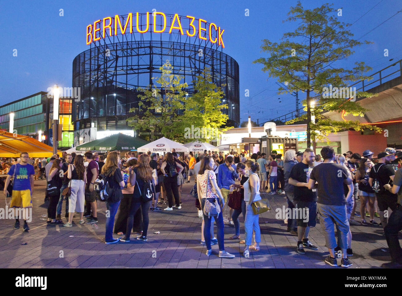 Beaucoup de gens au crépuscule dans le quartier des divertissements d'Bemudadreieck, Bochum, Allemagne, Europe Banque D'Images