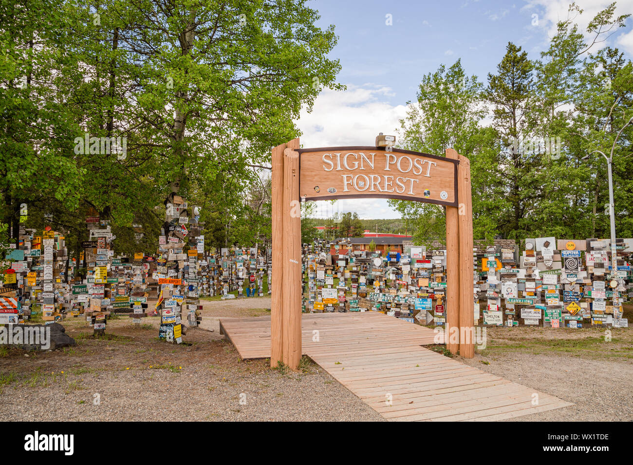 Sign Post Forest à Watson Lake, Yukon, Canada-plus célèbre monument le long de route de l'Alaska Banque D'Images