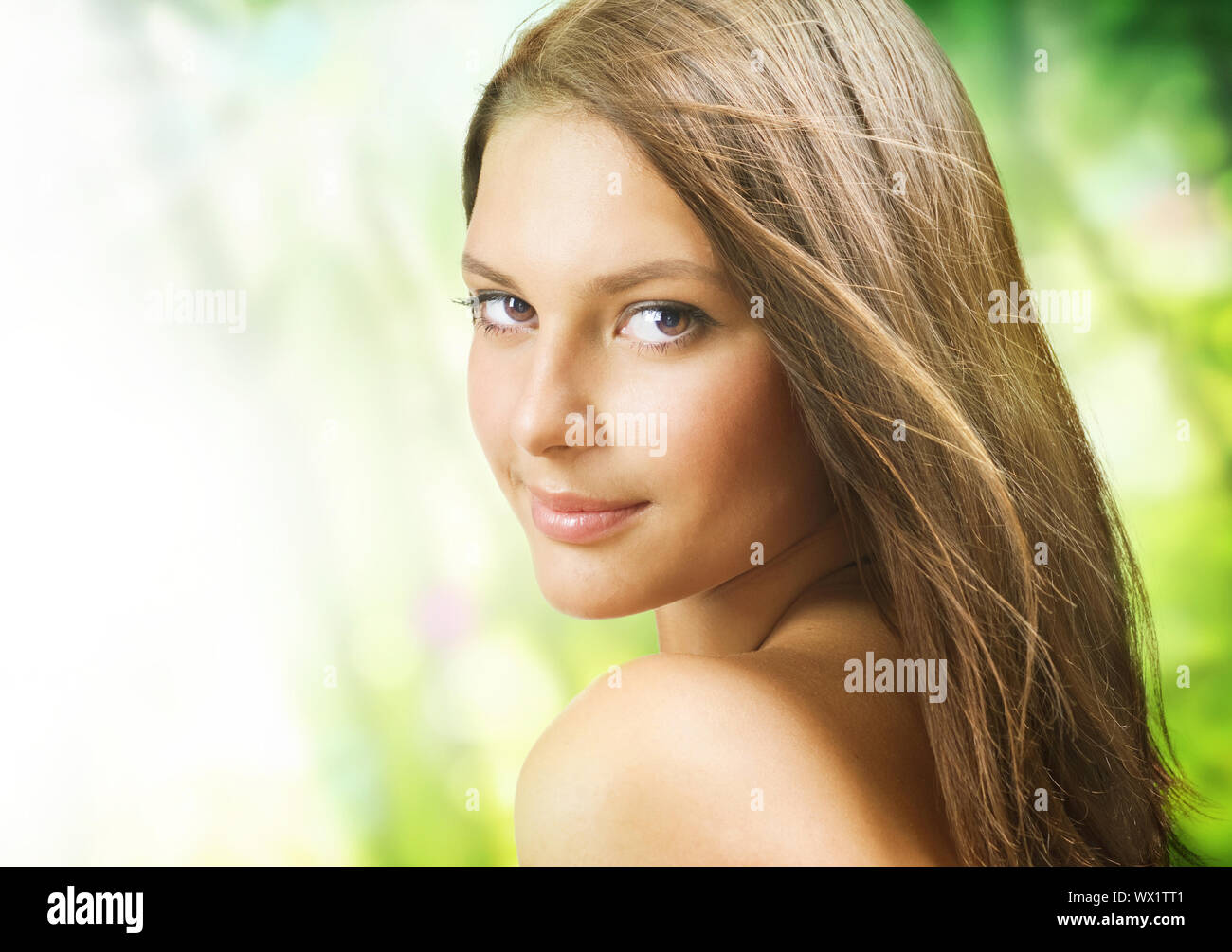 Belle jeune femme en bonne santé plus de nature fond Banque D'Images