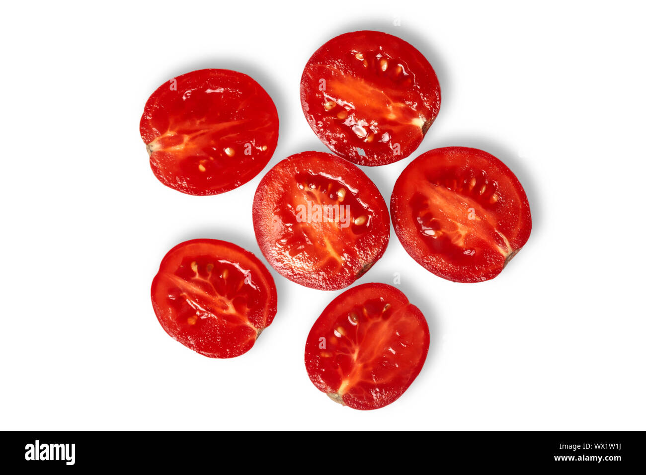 Tomates coupées en deux sur un fond blanc. Vue de dessus. Banque D'Images