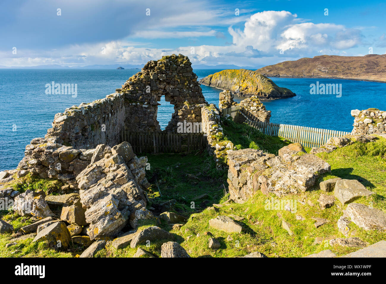 Le reste du château de Duntulm, avec Tulm derrière l'Île, Trotternish, Isle of Skye, Scotland, UK Banque D'Images