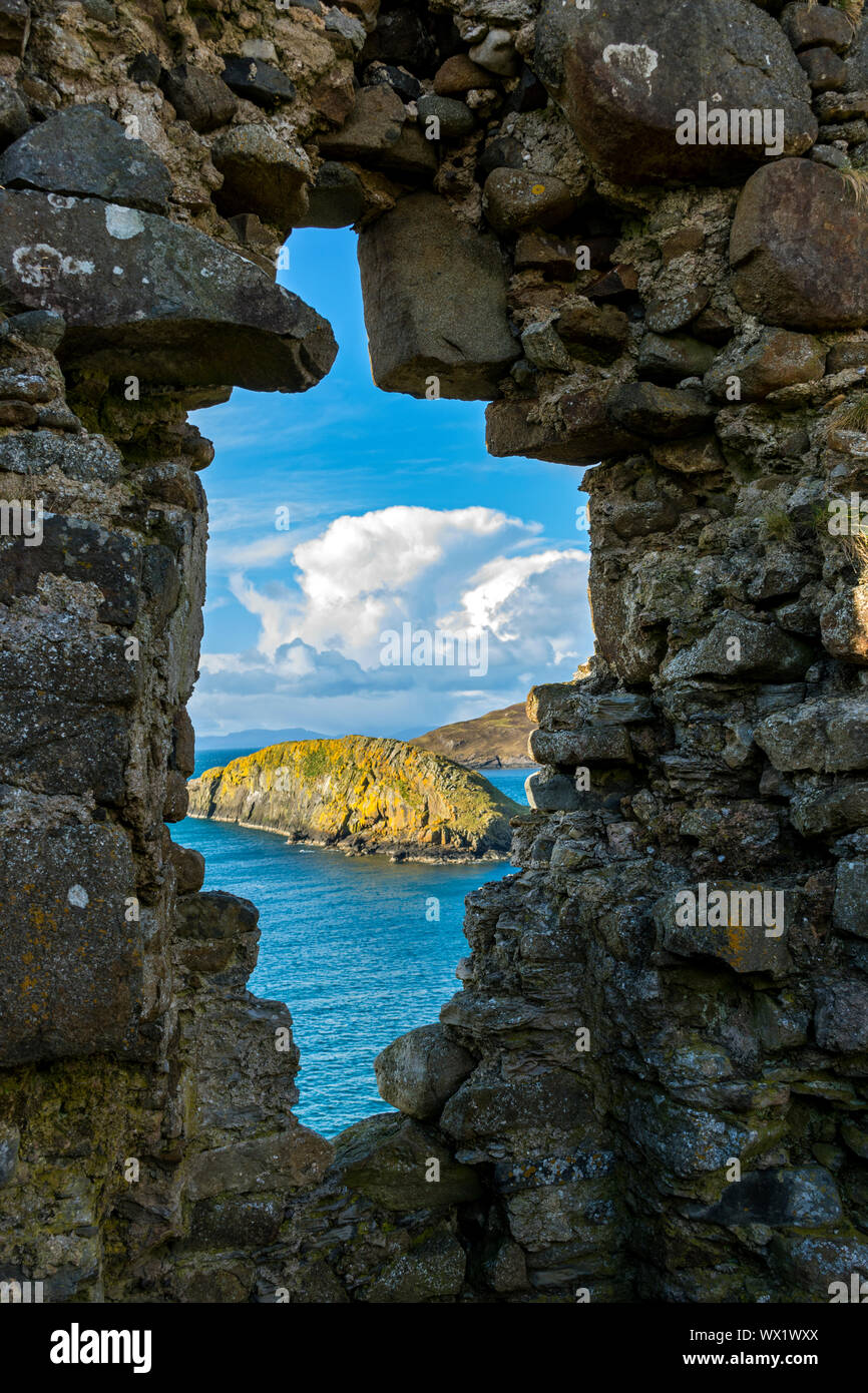 L'Île Tulm vu à travers une fenêtre du château de Duntulm, Trotternish, Isle of Skye, Scotland, UK Banque D'Images