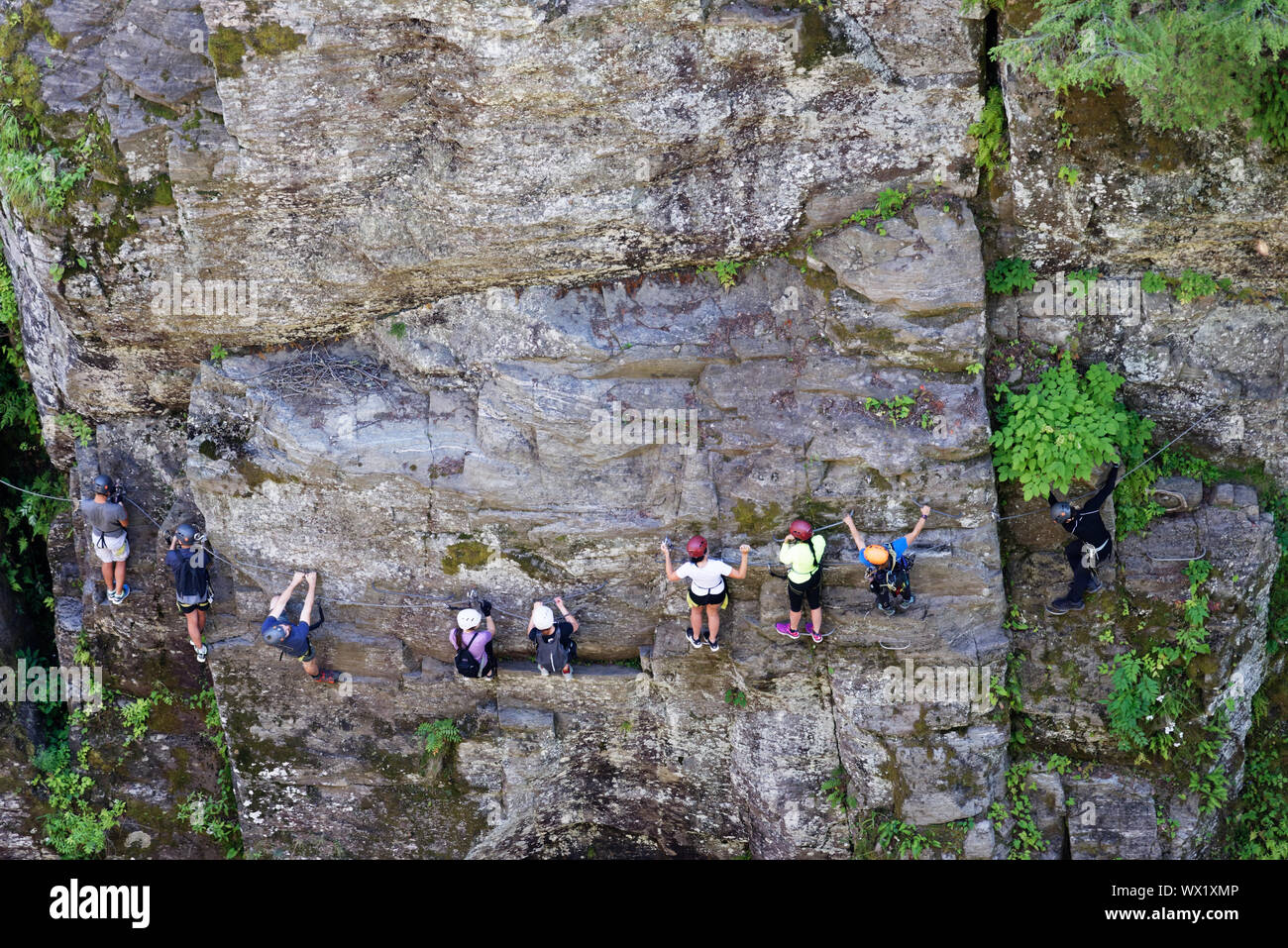 Les gens sur les falaises sur la via ferrata au Canyon Ste Anne, Québec, Canada Banque D'Images