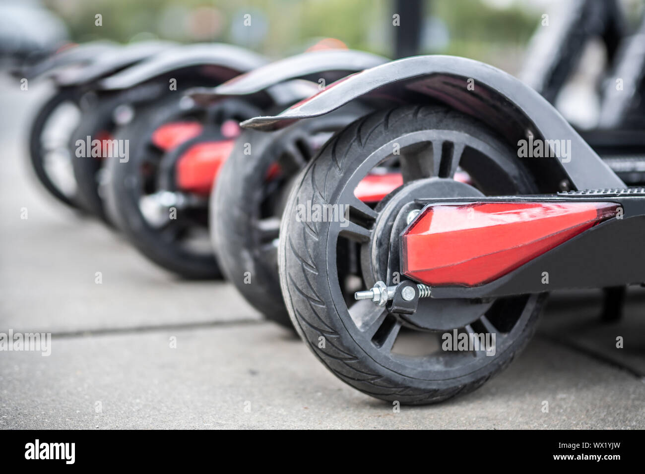 Roues de scooters électriques en stationnement. Banque D'Images