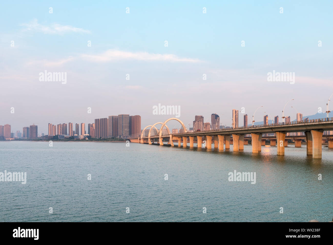 Belle ville paysage de coucher du soleil Banque D'Images