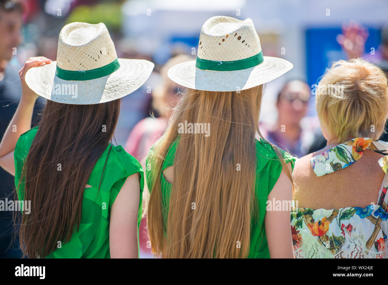 Trois femmes en vert gress Banque D'Images