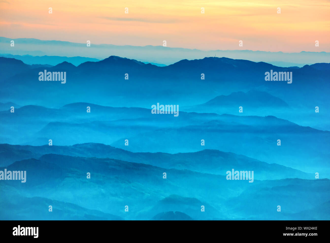 Coucher du soleil dans les montagnes Banque D'Images