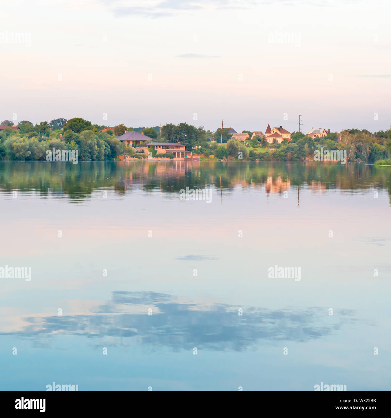 Paysage avec le coucher du soleil sur le lac Banque D'Images