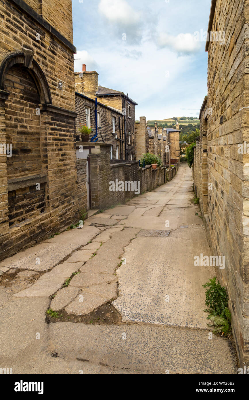 Un Yorkshire dans backstreet Saltaire, Yorkshire, Angleterre. Banque D'Images