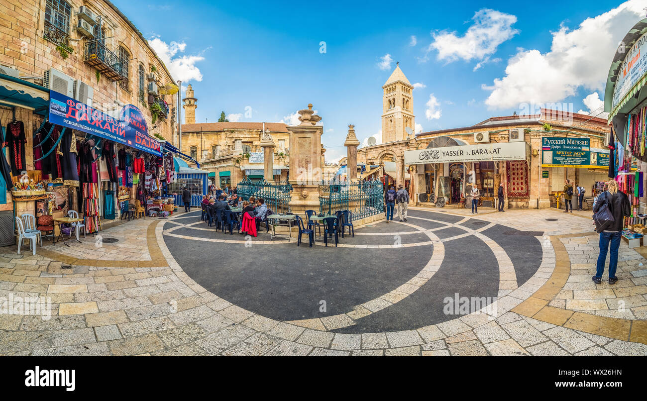 Jérusalem, Israël - 27 mars 2019 : Place avec fontaine dans Muristan, célèbre complexe dans quartier chrétien de Jérusalem Banque D'Images