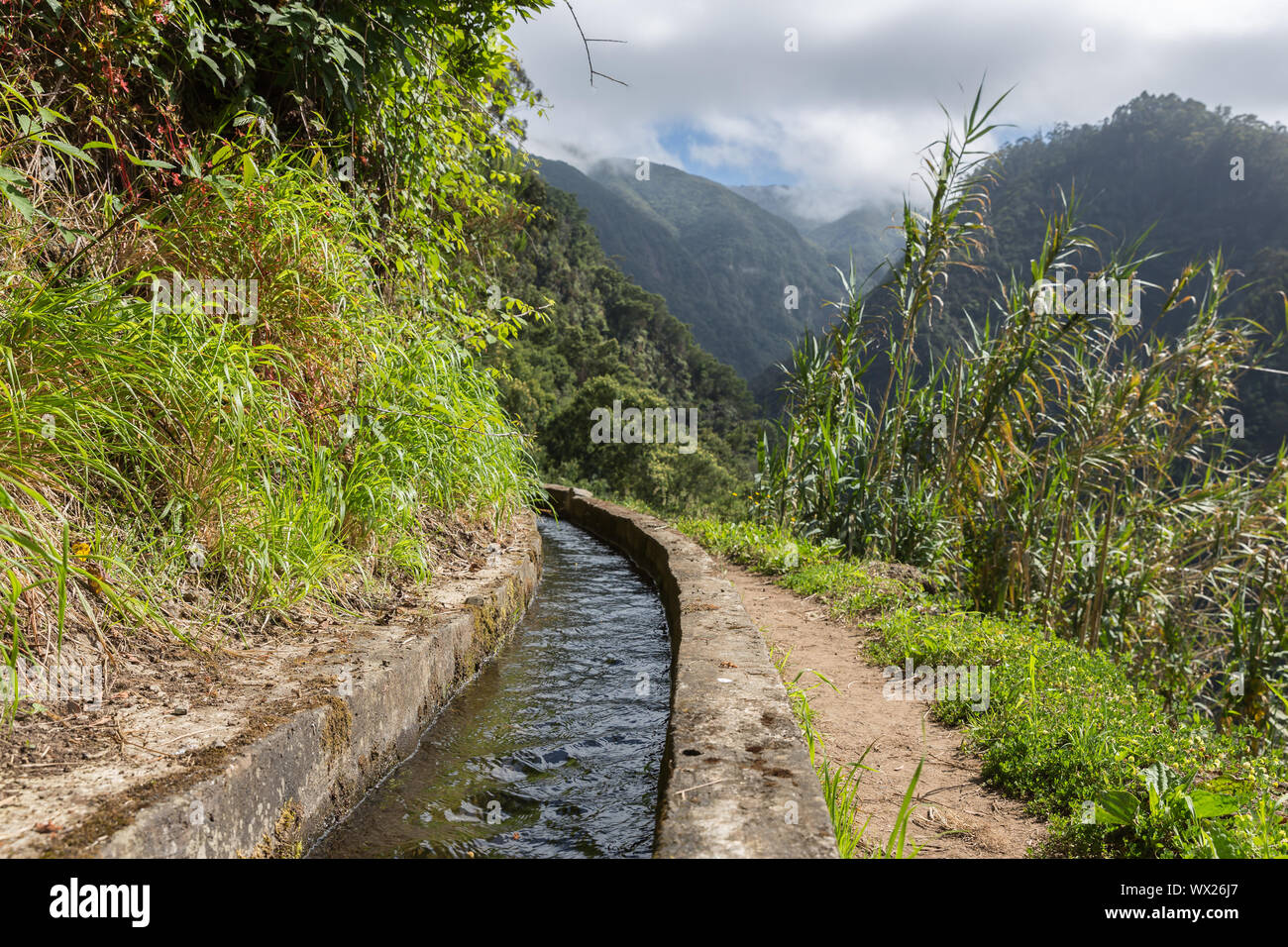 Levada, canal d'irrigation avec un chemin de randonnée à l'île de Madère, Portugal Banque D'Images