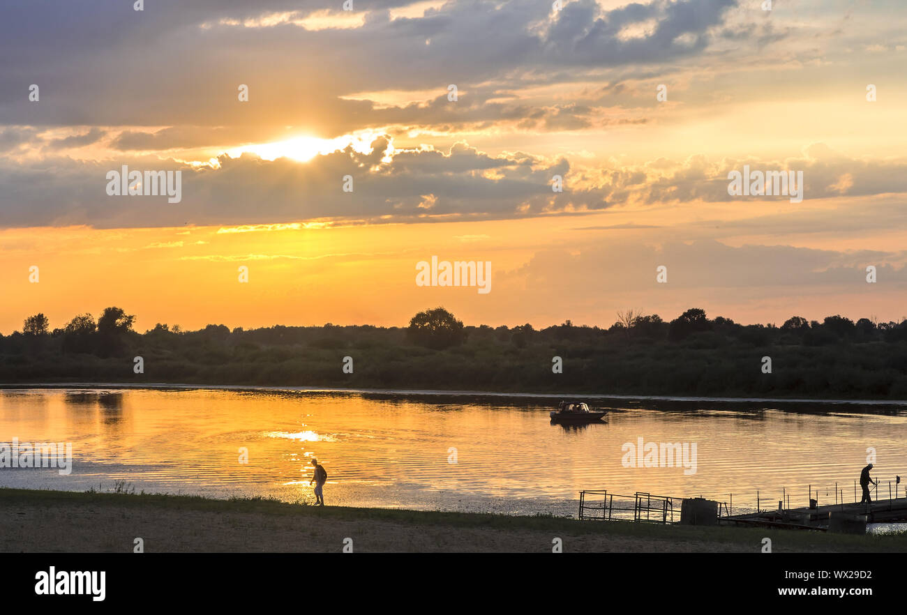 Paysage du soir : coucher de soleil sur une petite rivière Banque D'Images