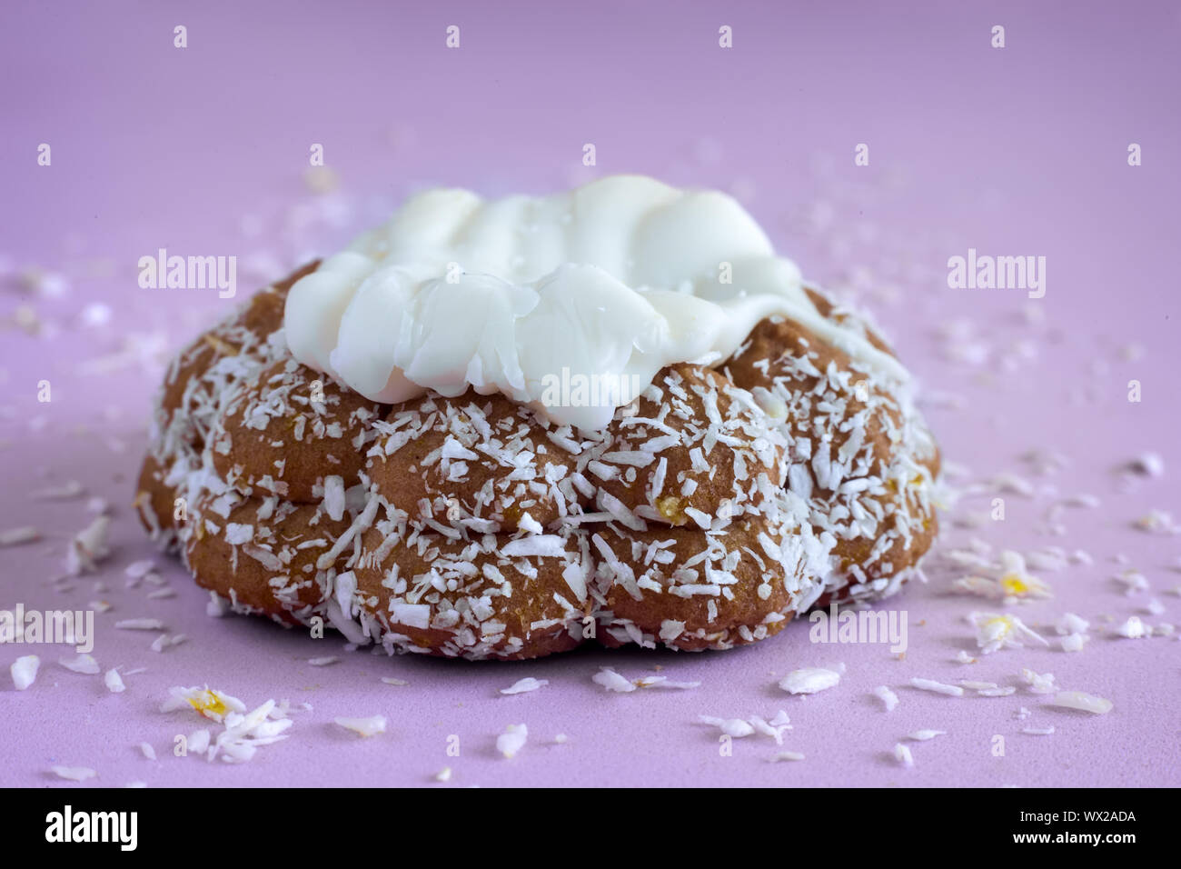 Délicieux biscuits avec du glaçage sur fond rose. Banque D'Images