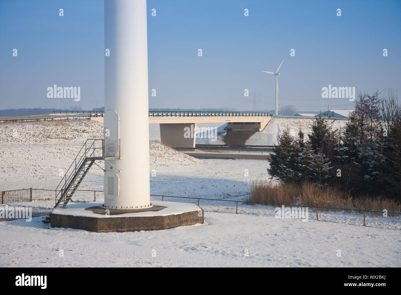 Fondation d'un moulin près d'une autoroute dans un paysage enneigé des Pays-Bas Banque D'Images