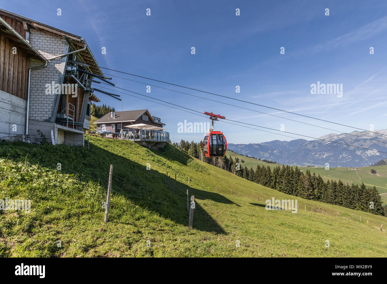 Station de montagne avec restaurant du téléphérique aérien Gummenalp, Zurich, Switzerland, Europe Banque D'Images
