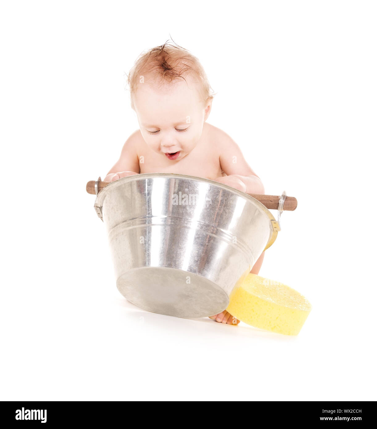 Photo de bébé garçon avec lavabo sur fond blanc Banque D'Images