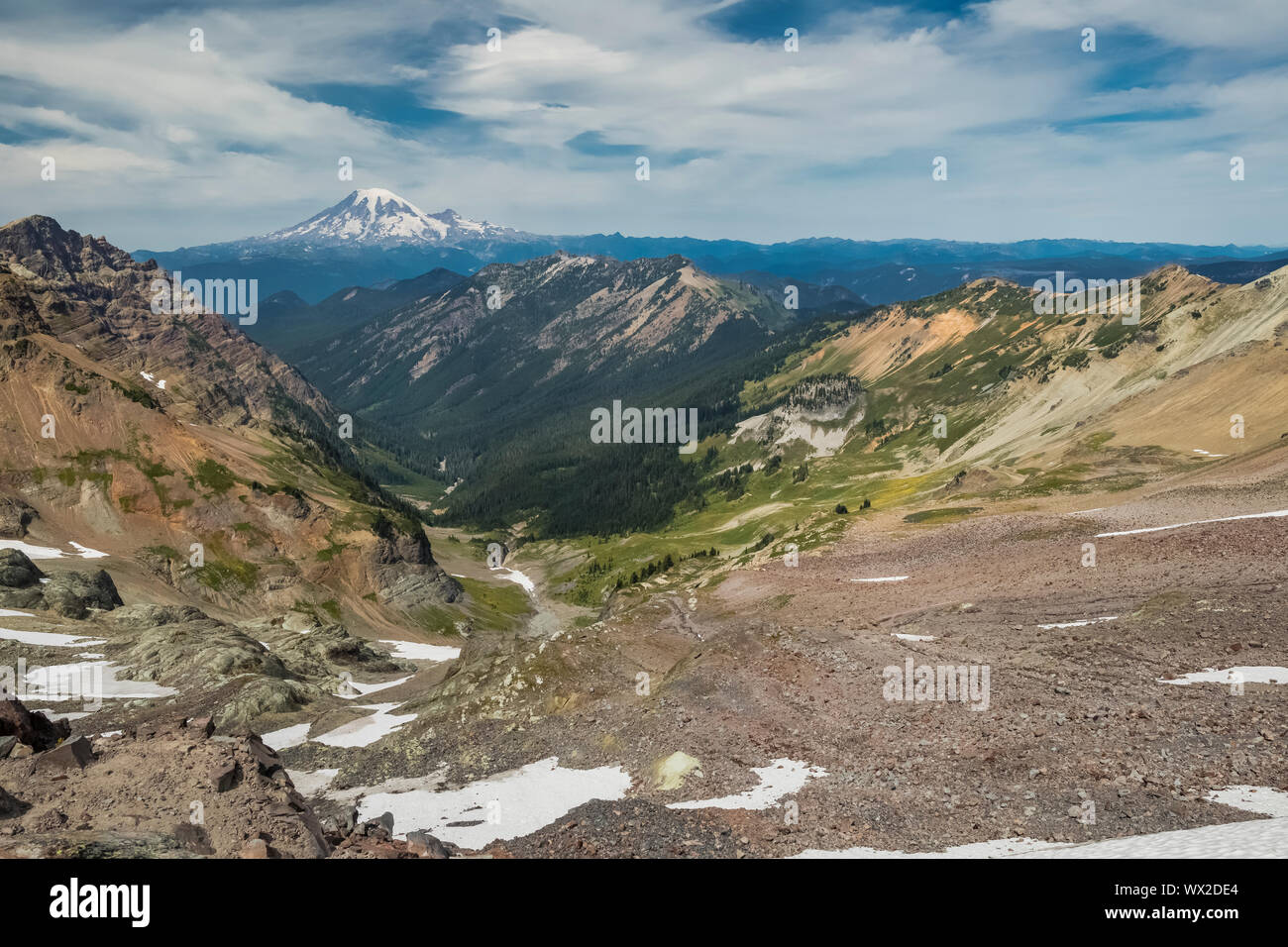 Le mont Rainier vu depuis le long de la Pacific Crest Trail dans le désert avec les roches de chèvre Goat Ridge à l'avant-plan, Gifford Pinchot Fores National Banque D'Images