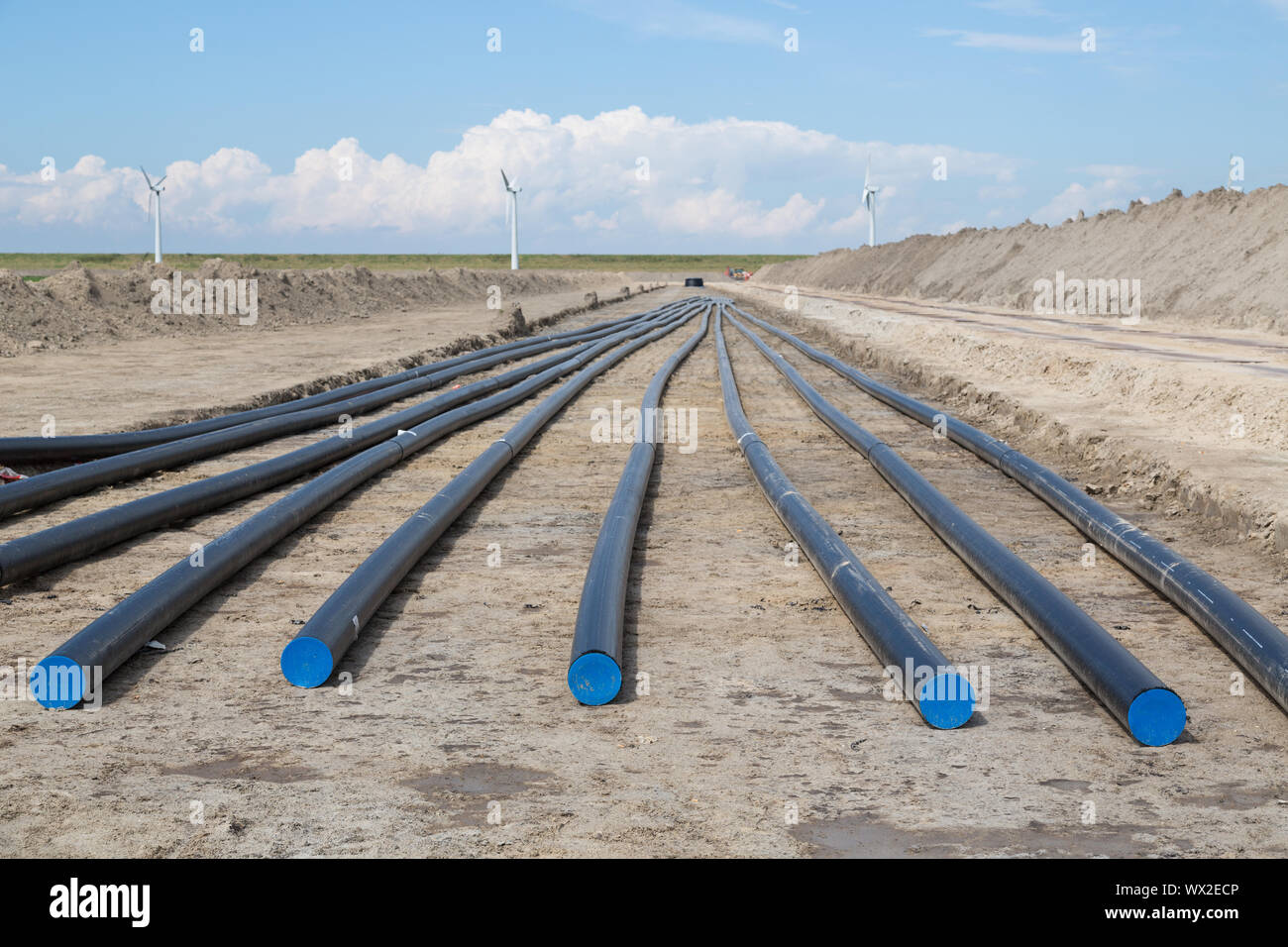 Creusement d'un grand câble électricité tranchée pour un grand parc d'éoliennes à nouveau aux Pays-Bas Banque D'Images