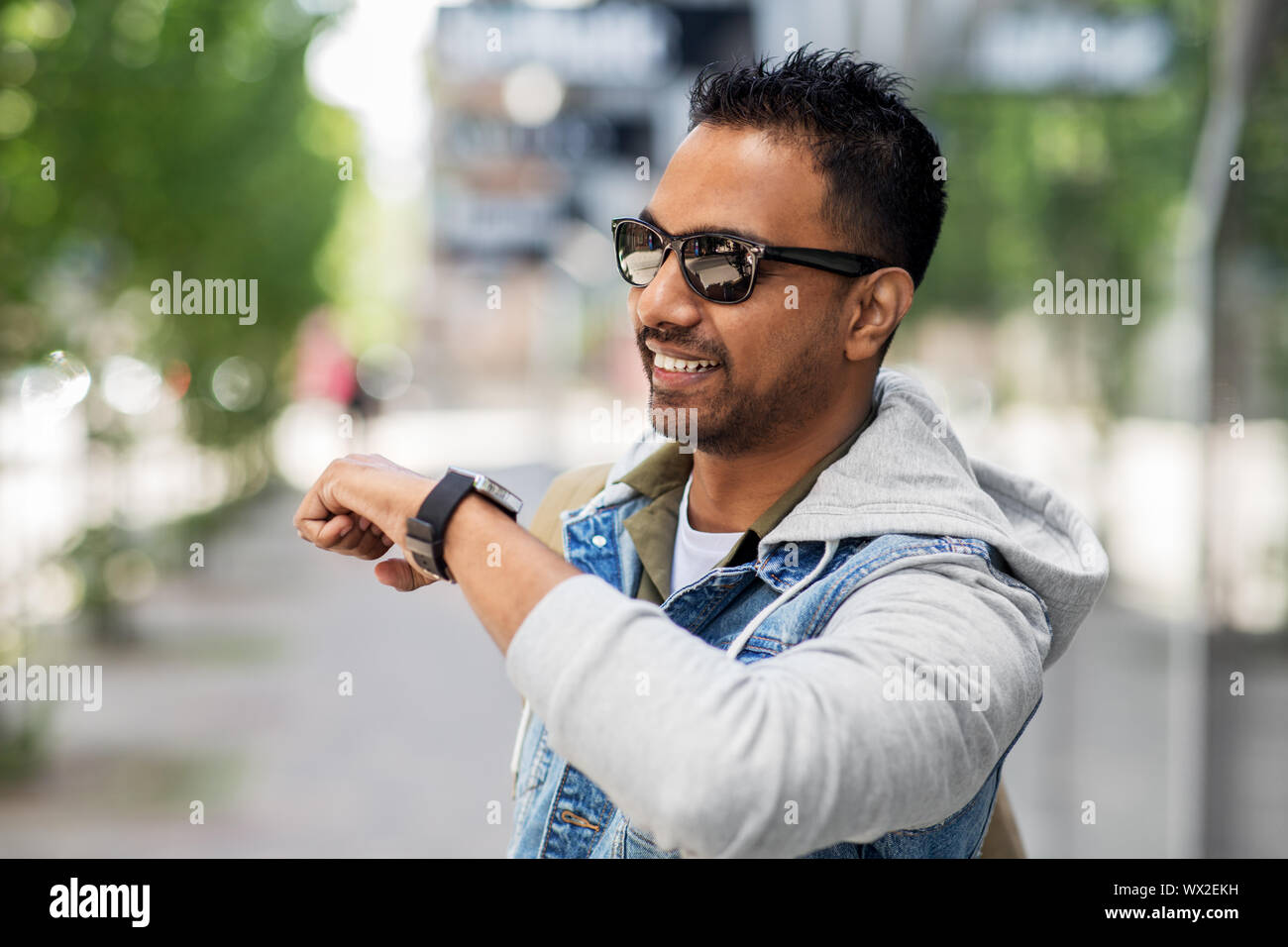 L'homme indien message vocal de l'enregistrement par smart watch Banque D'Images