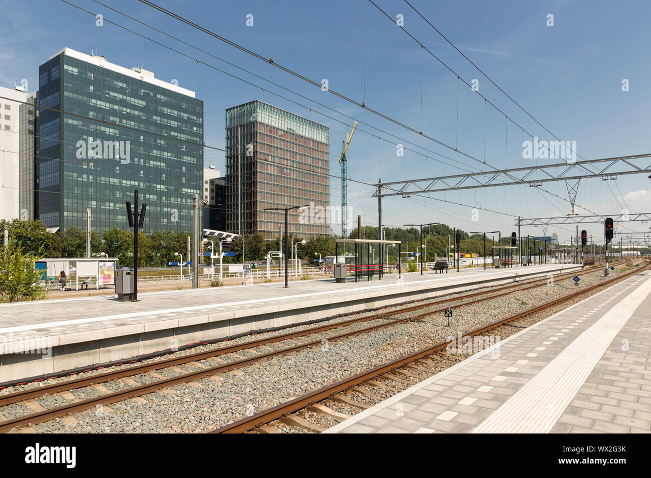 Gare avec les immeubles de bureaux à Amsterdam, capitale des Pays-Bas Banque D'Images