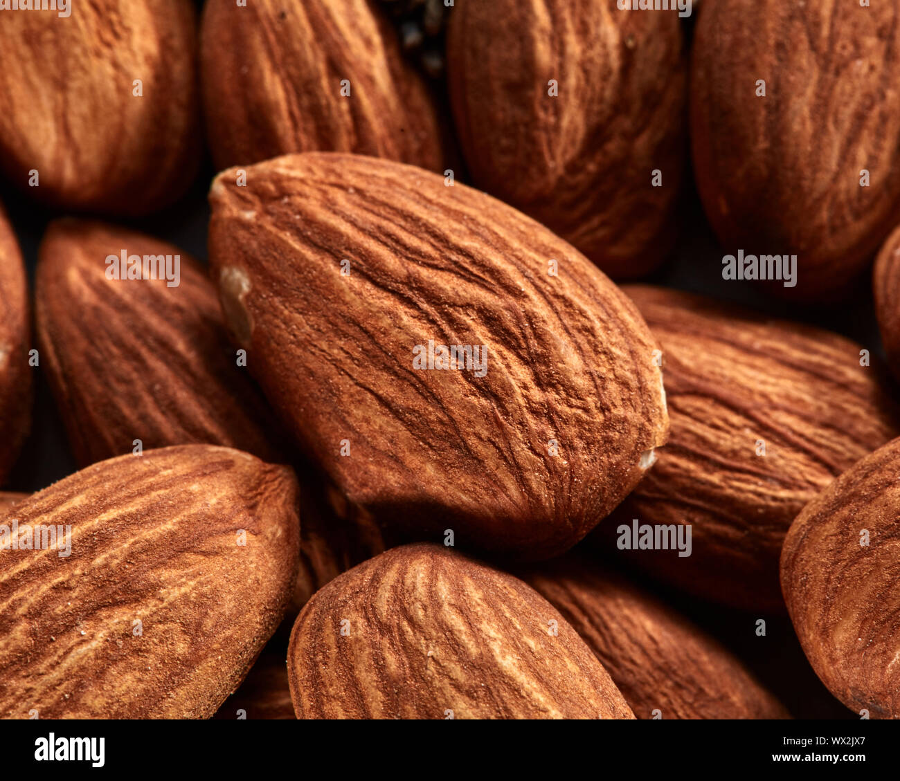 Texture organique d'amandes. Vue de dessus. Macro fond d'amandes. Les écrous d'amande avec soft focus. Banque D'Images