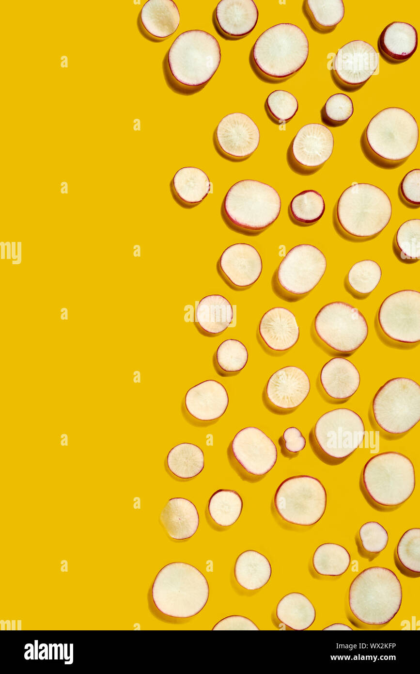 Bio printemps des légumes sains - Tranches de radis dans un modèle de création sur un fond jaune. Mise à plat. Banque D'Images Bio printemps des légumes sains - Tranches de radis dans un modèle de création sur un fond jaune. Mise à plat. Banque D'Images