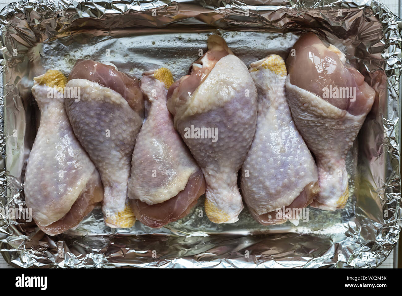 La cuisson des cuisses de poulet, cuisses de poulet non cuit, poulet cru, vue du dessus Banque D'Images