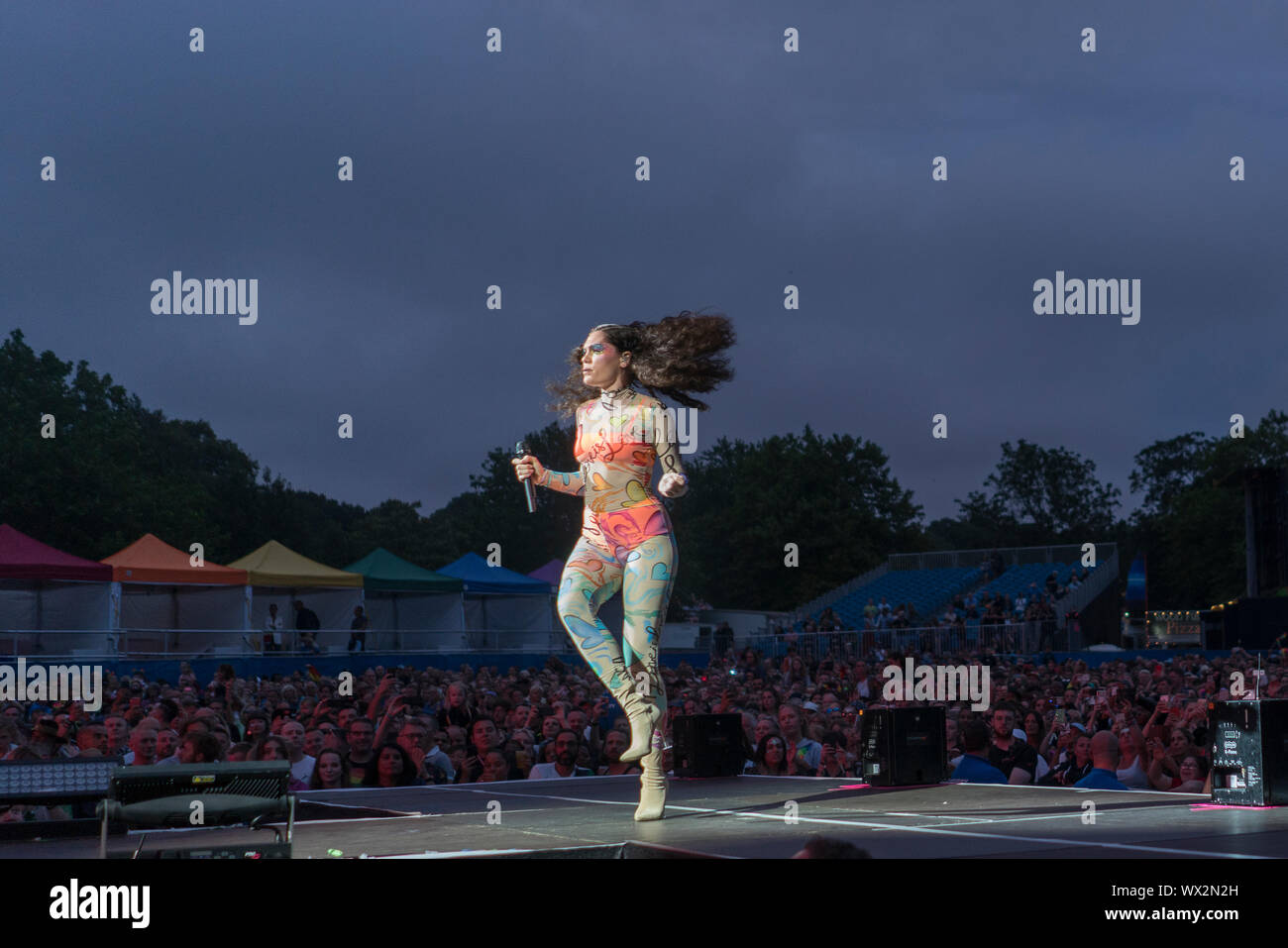 2019, 4 août : Jessie Jay effectue à Preston Park, Brighton, UK at Love BN1 Fest Banque D'Images