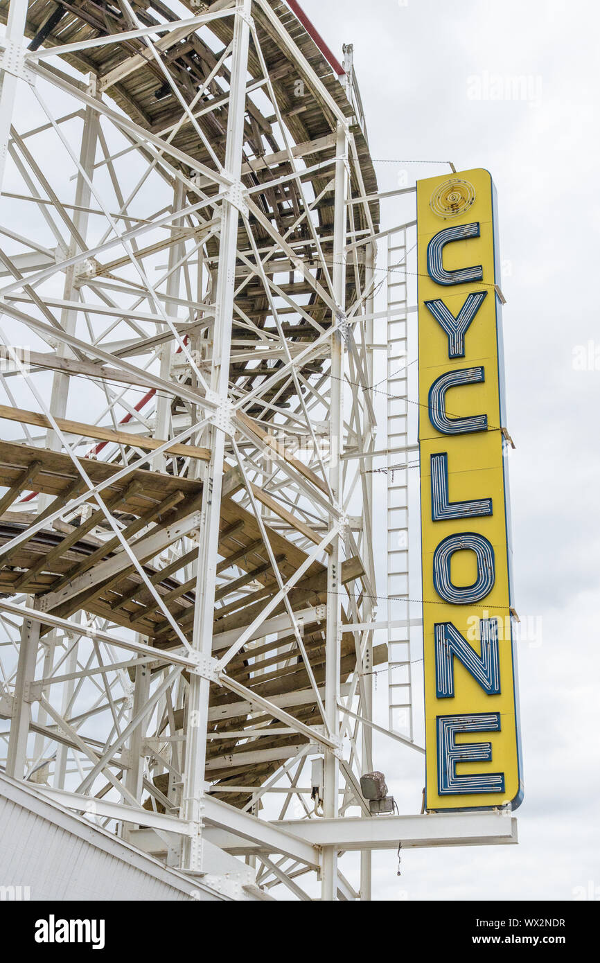 Coney Island, USA - 14 juin 2019 : Le Coney Island Cyclone est un roller coaster en bois historique qui a ouvert ses portes en 1927 Banque D'Images