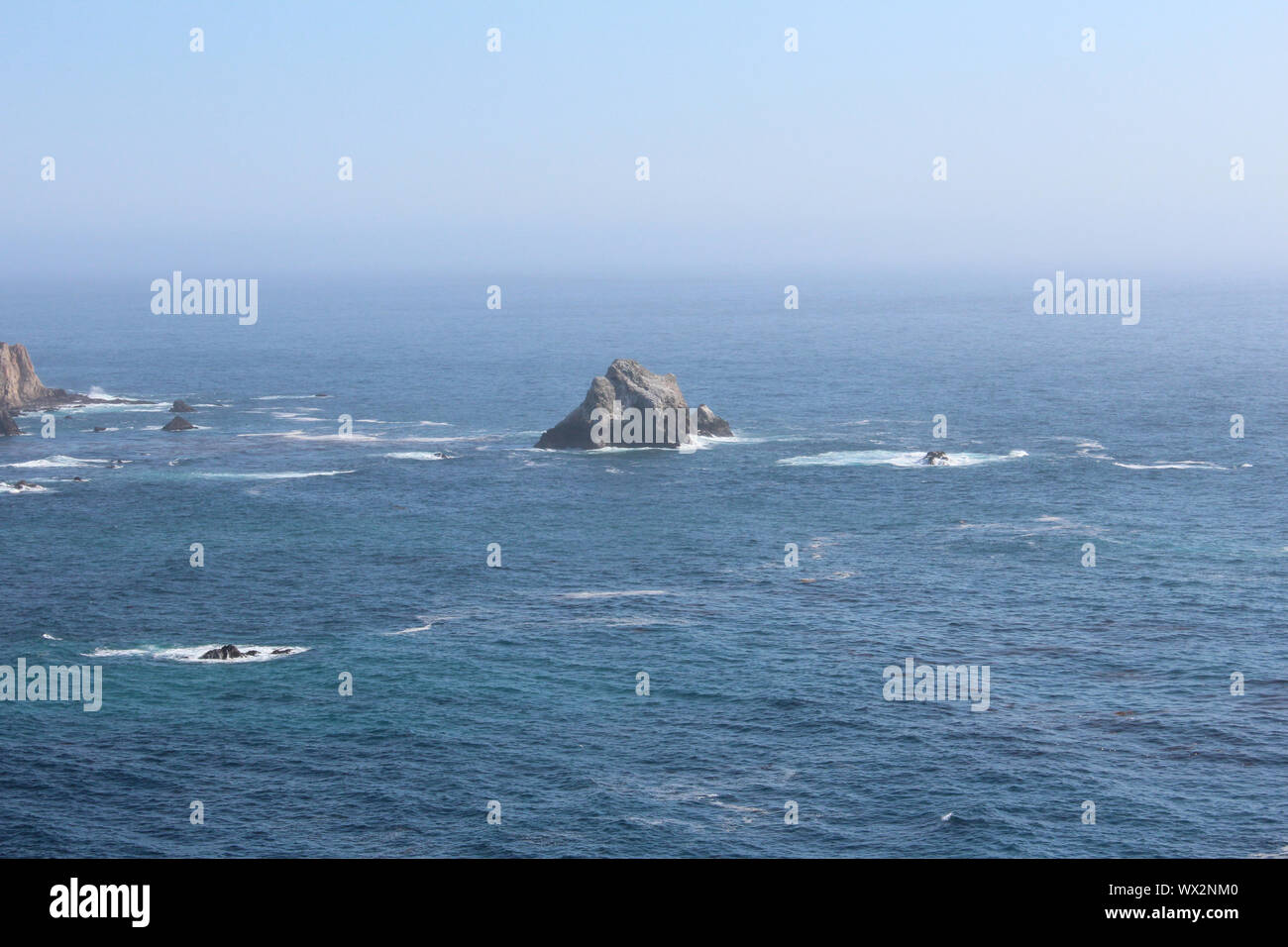 Vue sur la petite île de roche dans l'océan Pacifique près de Pacific Coast Highway, California, USA Banque D'Images