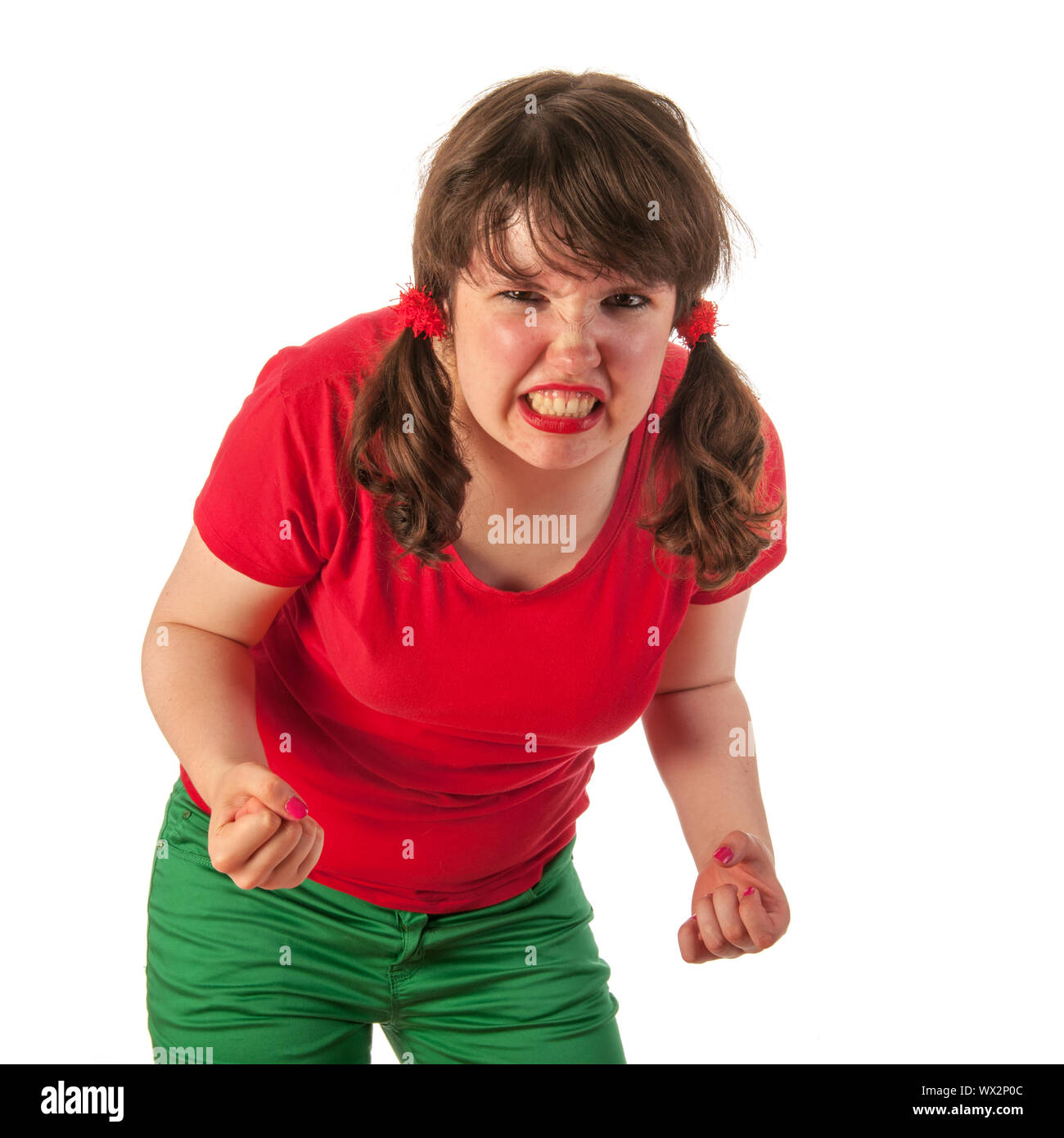 Portrait d'une jeune fille de l'adolescence en colère en rouge Banque D'Images